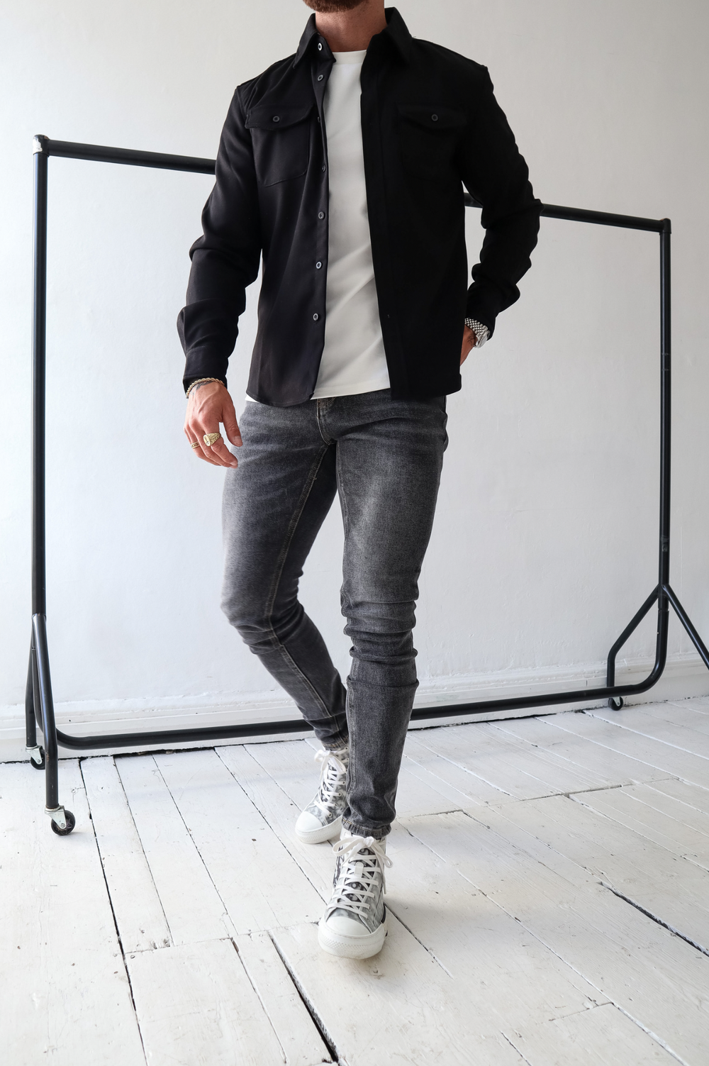 Men's long-sleeve button-up overshirt jacket. Versatile casual outerwear with functional chest pocket.