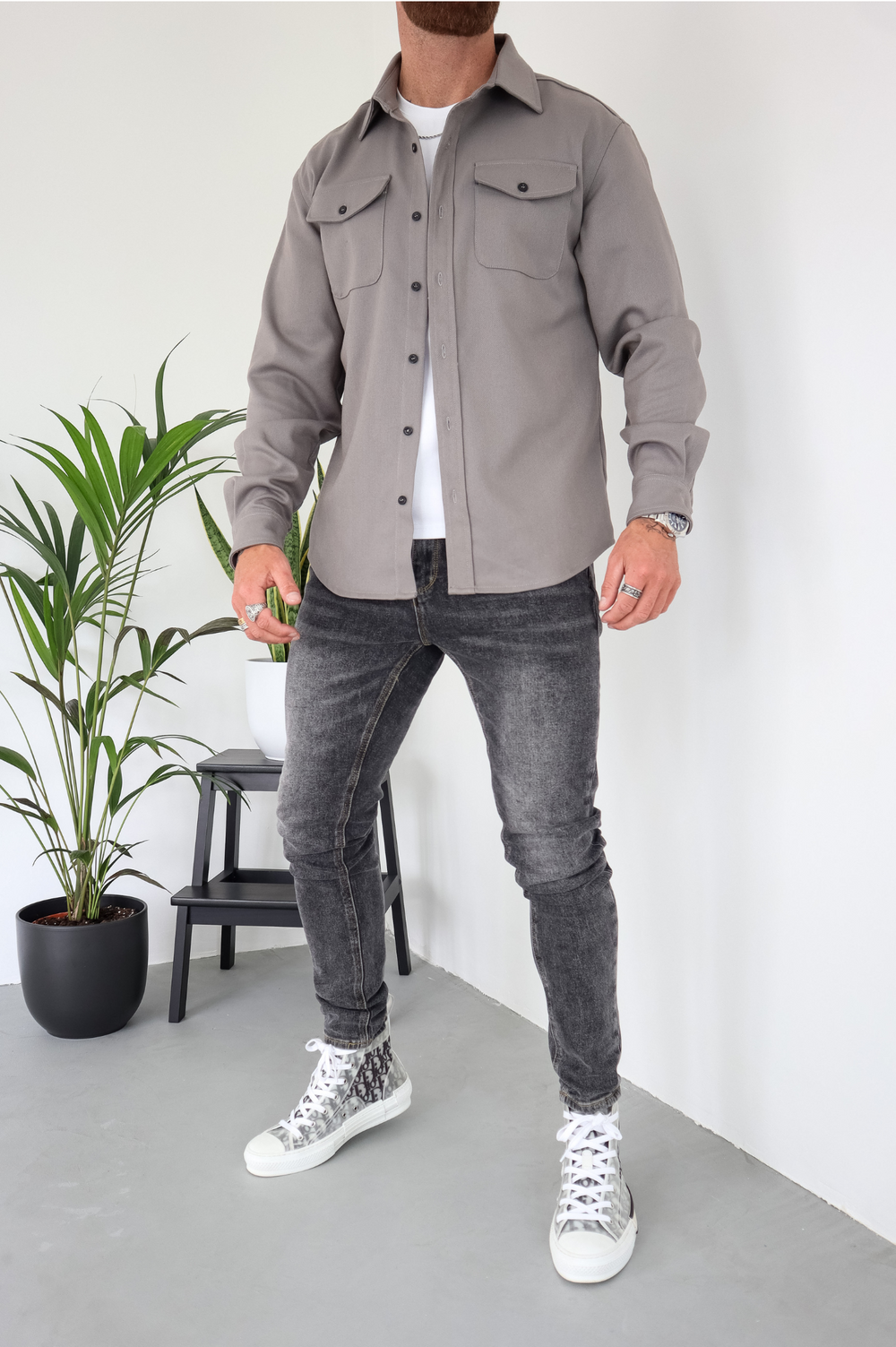 Comfortable men's button-up overshirt jacket. Long-sleeve casual outerwear, perfect for everyday layering.