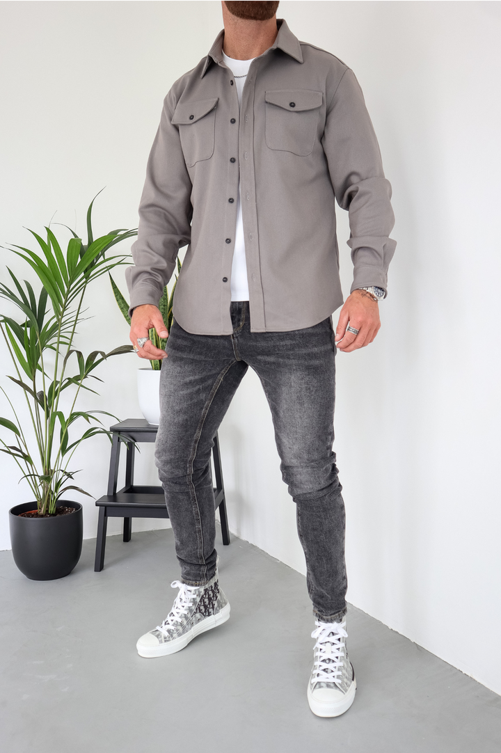 Comfortable men's button-up overshirt jacket. Long-sleeve casual outerwear, perfect for everyday layering.