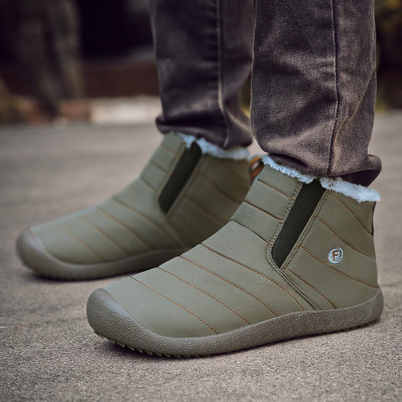 Comfortable men's winter boots with waterproof properties, ready for hiking