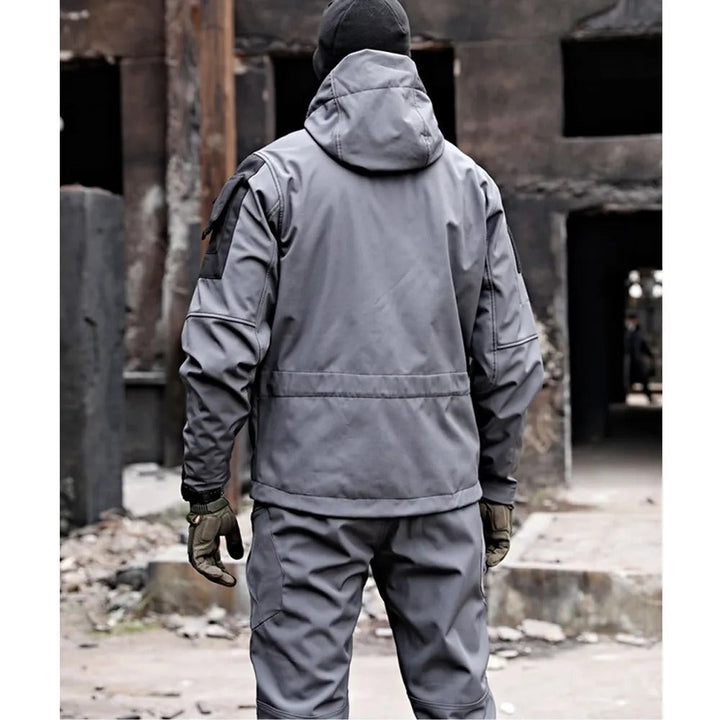 Complete men's waterproof black outdoor set with jacket and trousers. Perfect for trekking and adventure.