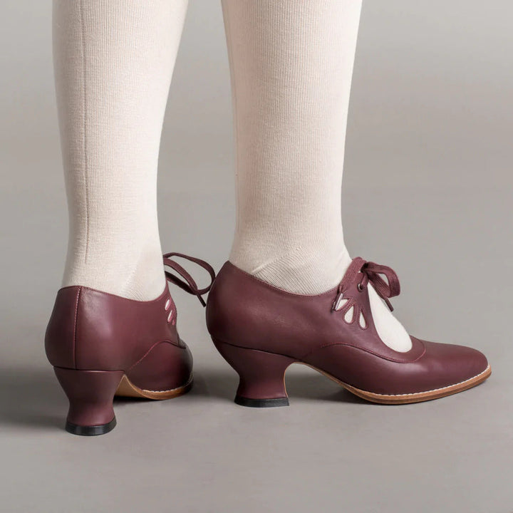 Elegant black leather pumps with orthopedic comfort for women, ideal for long days at work.