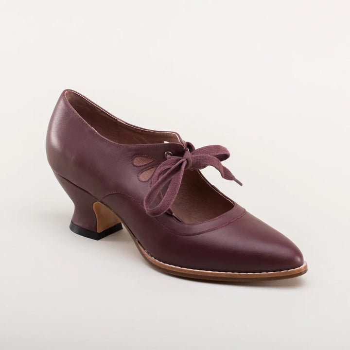 Classic black orthopedic pumps, Viviana leather, offering superior foot comfort & style for women.