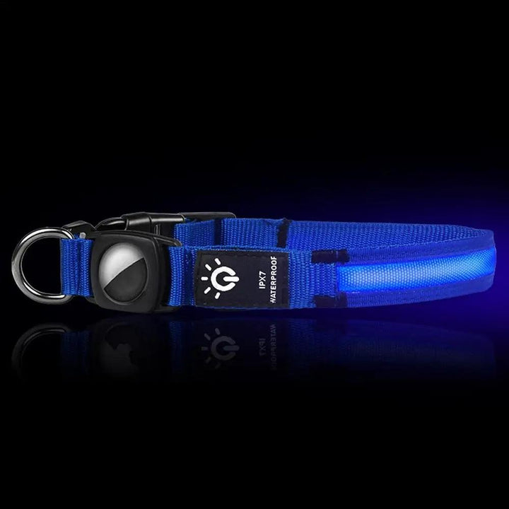 Adjustable reflective dog collar with AirTag holder, ensuring your dog is safe and traceable 24/7.