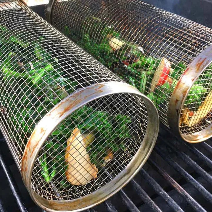 Rotating rolling barbecue grill basket with secure locking latch for even cooking.