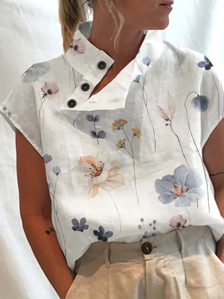 Lightweight women's short-sleeve floral print blouse, ideal for everyday chic comfort.