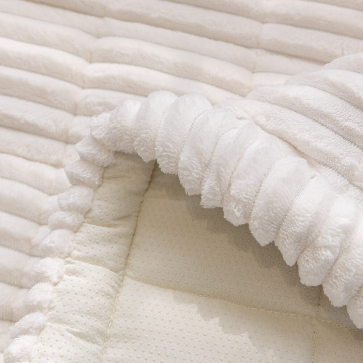 Non-slip pet couch cover, a washable sofa protector in a neutral color. Ideal furniture cover for dog & cat mats.