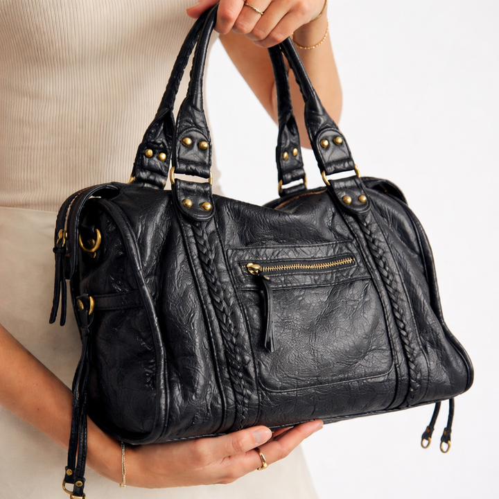 Stylish black women's shoulder bag, perfect for daily essentials. Versatile fashion accessory, also usable as a crossbody bag.