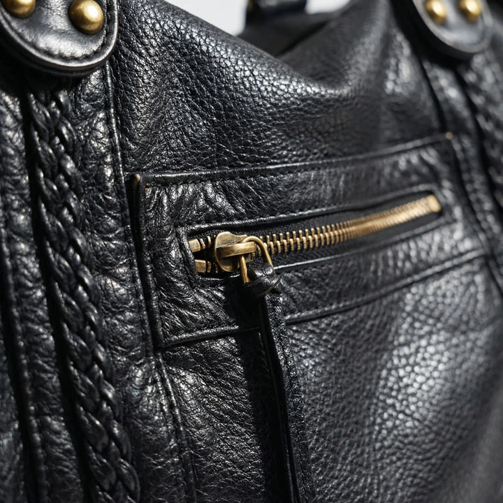 Fashionable black women's shoulder bag, ideal for daily use. A stylish accessory for carrying essentials with ease.