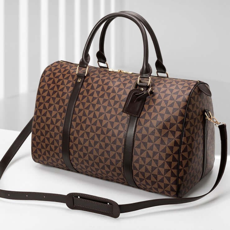 Versatile carry-on duffle bag for organized travel, ideal for men and women on weekend getaways.