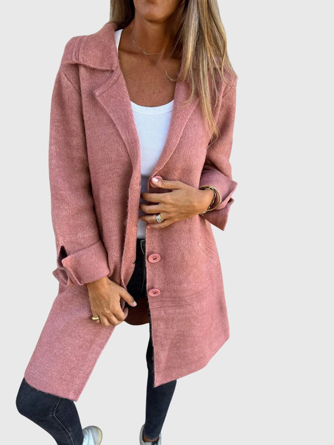 Stylish women's cozy longline blazer. Versatile outerwear for a chic, relaxed look, perfect for everyday.