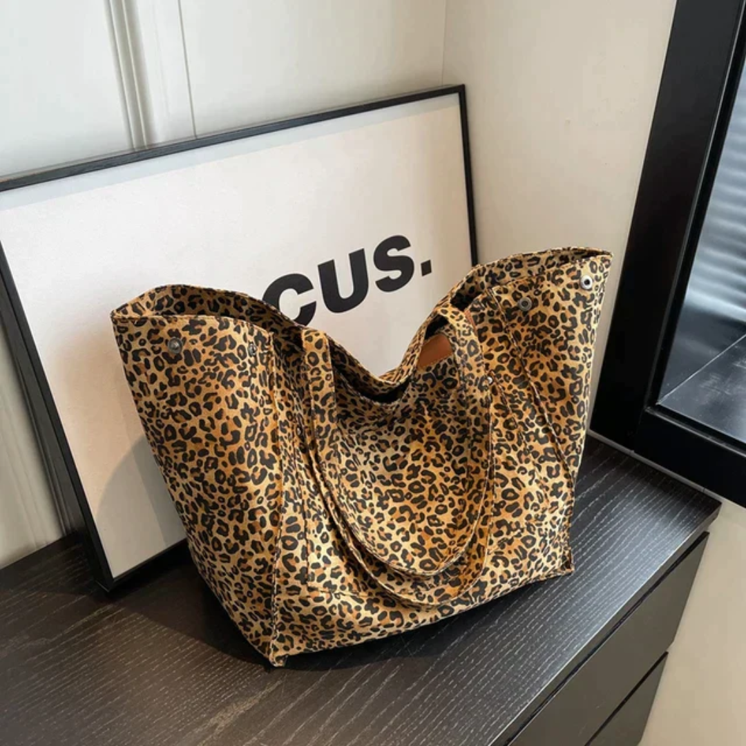 Stylish women's leopard print handbag, spacious faux leather shoulder bag with chic animal print design.