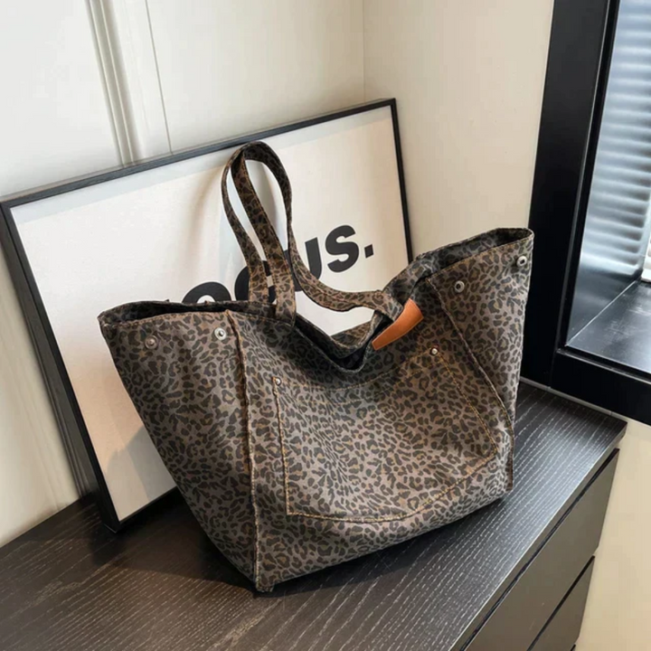 Fashionable women's leopard print shoulder bag, perfect everyday tote, adds a wild touch to any outfit.