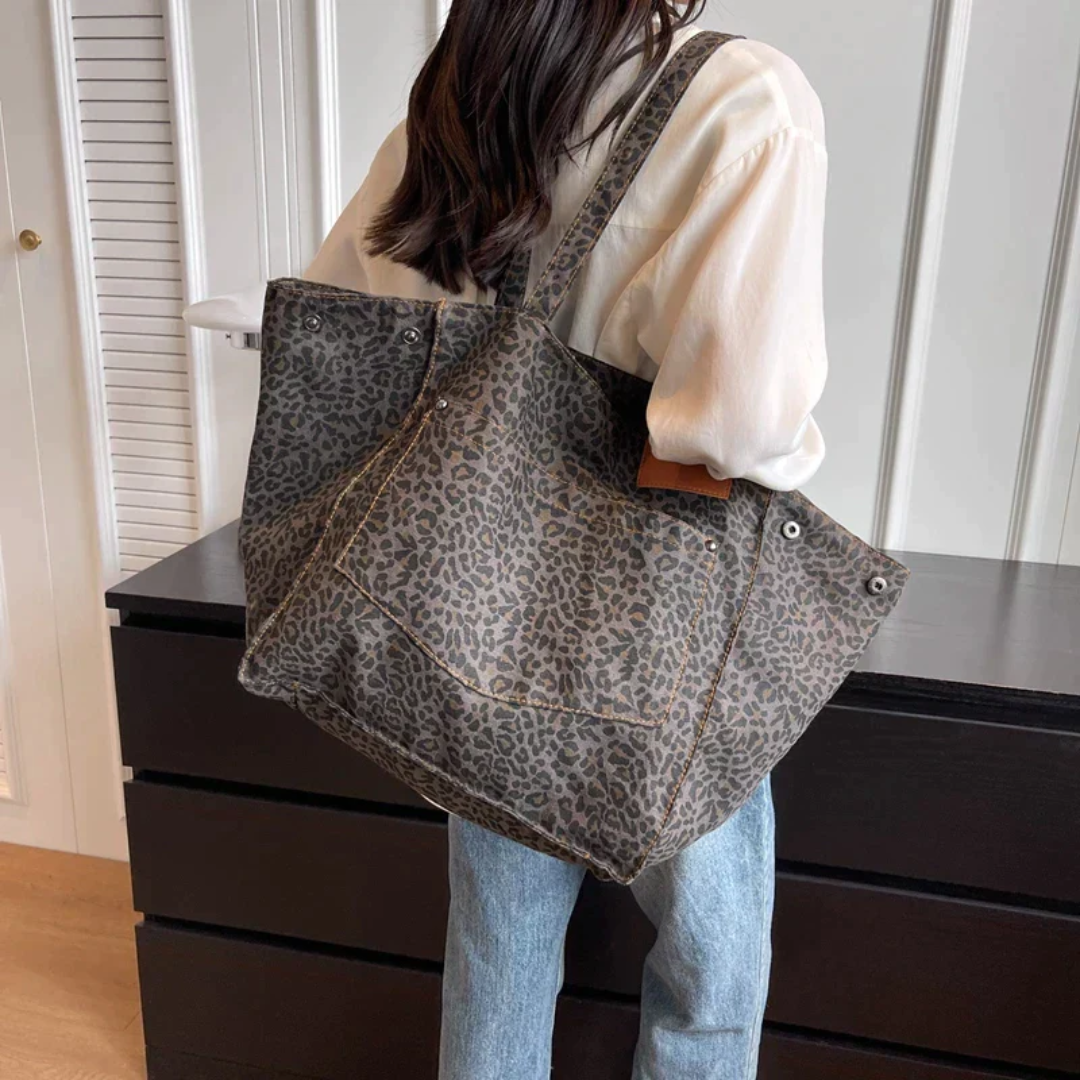 Chic women's leopard print handbag, a bold fashion statement with its striking animal print and modern design.