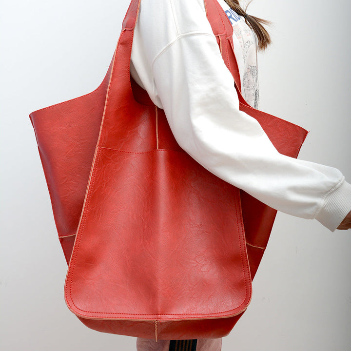 Spacious women's oversized shoulder bag, offering large capacity storage as a practical everyday tote handbag.