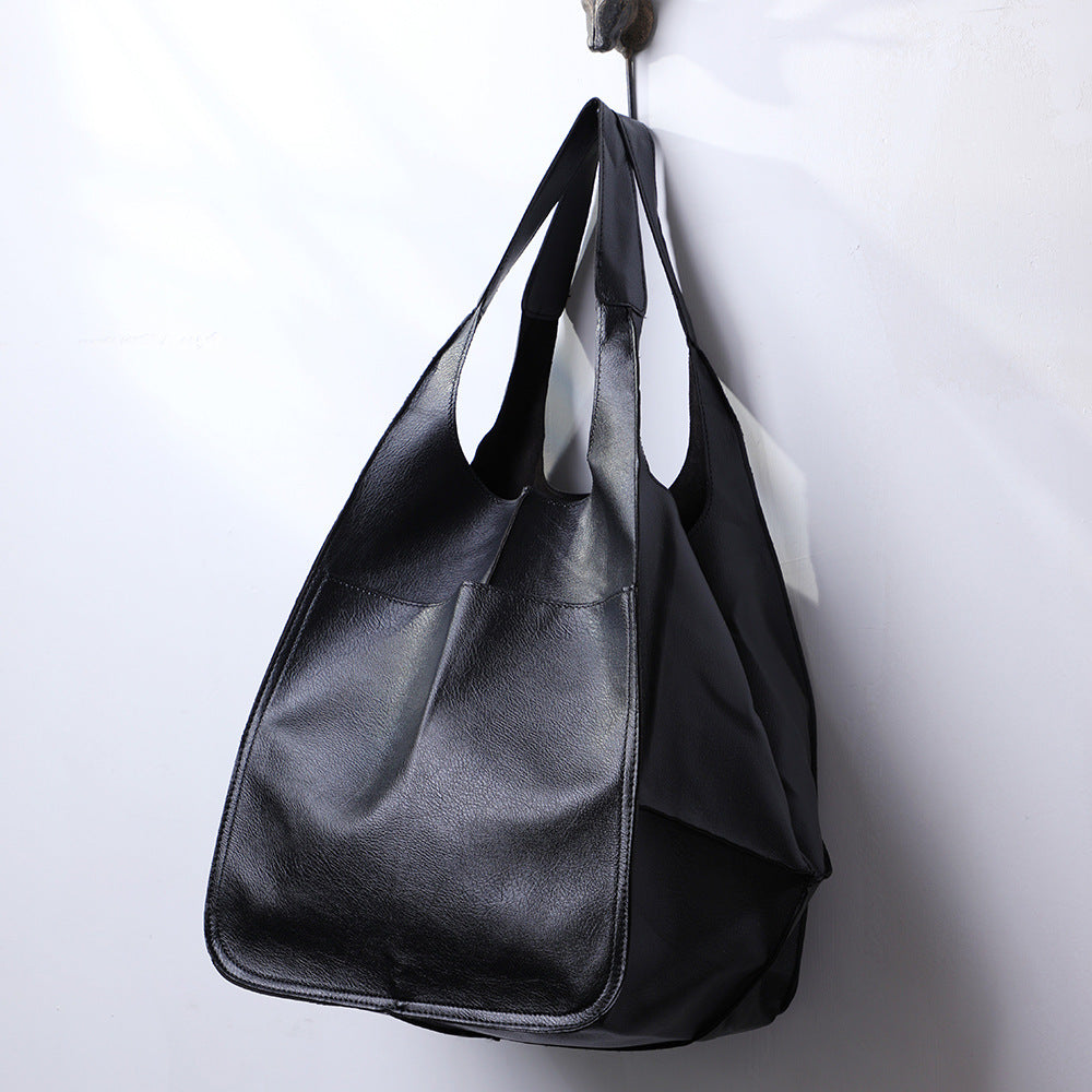 Elegant black women's oversized shoulder bag, a stylish and practical large capacity tote for everyday fashion.