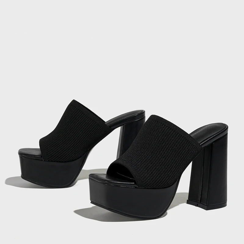 Trendy open-toe women's platform sandals, offering elevated comfort for casual summer wear.
