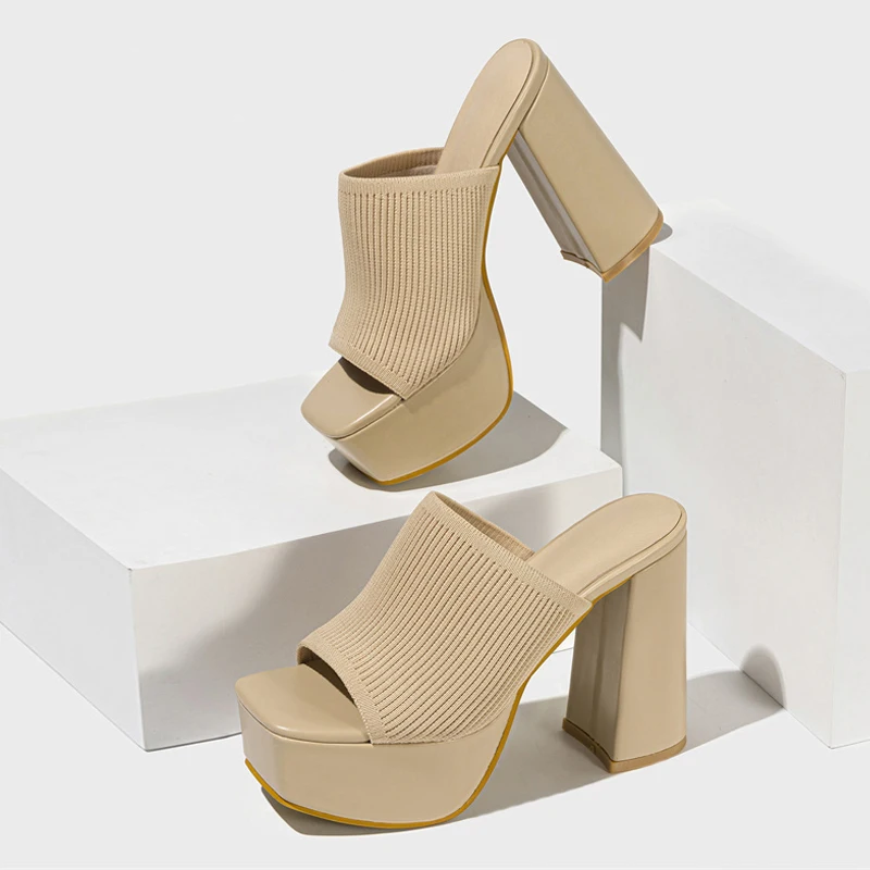 Modern women's platform sandals, delivering stylish elevation & comfort for any summer occasion.