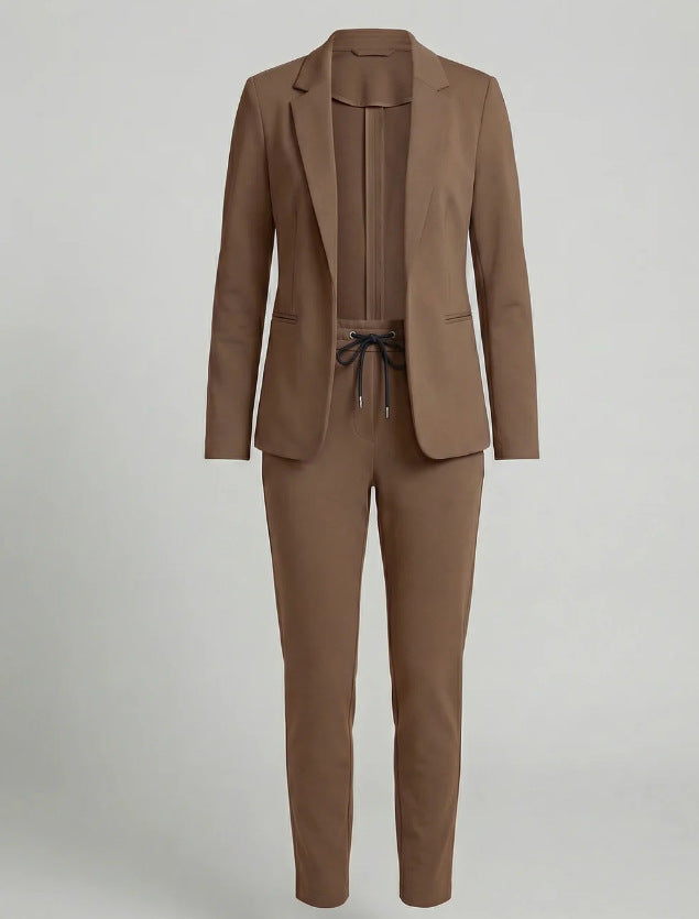 Elegant women's tailored blazer and pants set, offering effortless style and comfort in a versatile two-piece suit.