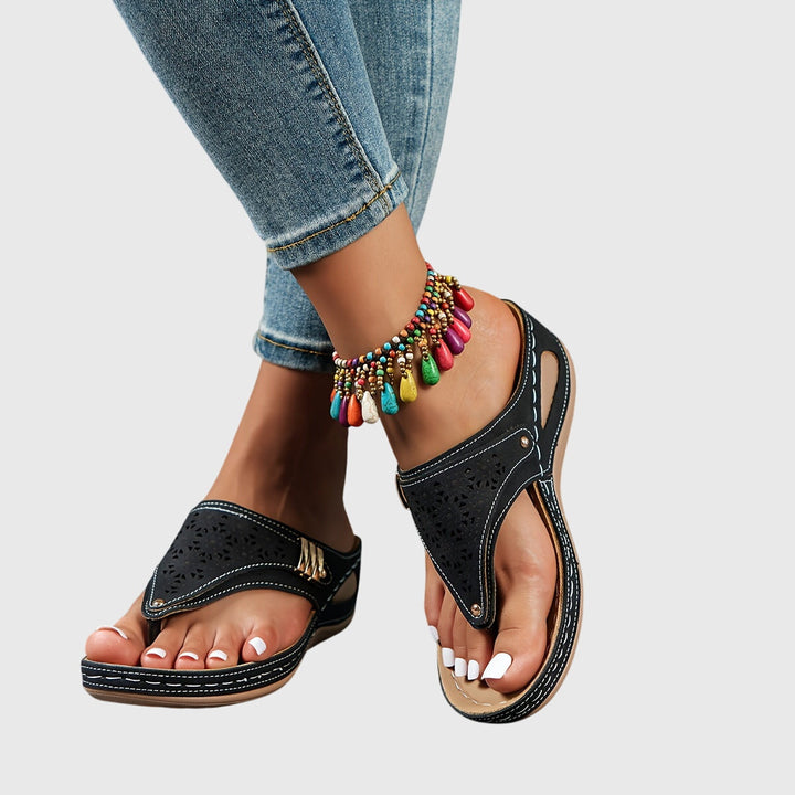 Black Theodoros women's platform sandals, versatile for summer outfits, with a breathable design.