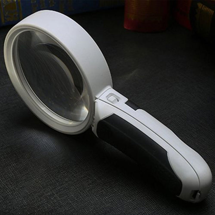 Illustrates magnified text next to original, showing the powerful 20X optical clarity of the LED reading aid.