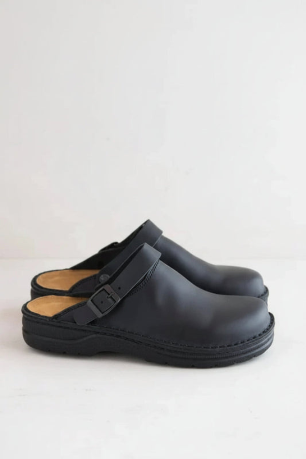 Versatile black clogs providing ergonomic support, suitable for both casual outings and demanding work shifts.