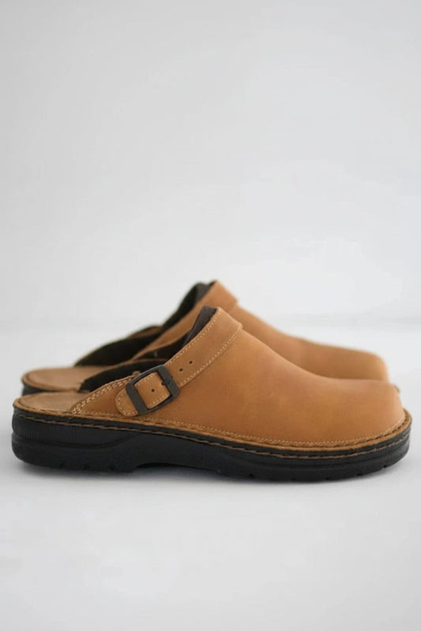 Casual yet supportive clogs in a neutral color, perfect for everyday wear and professional environments.