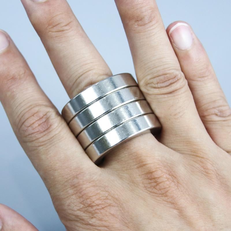 Unisex folding stress relief ring, a versatile fidget tool & focus aid.