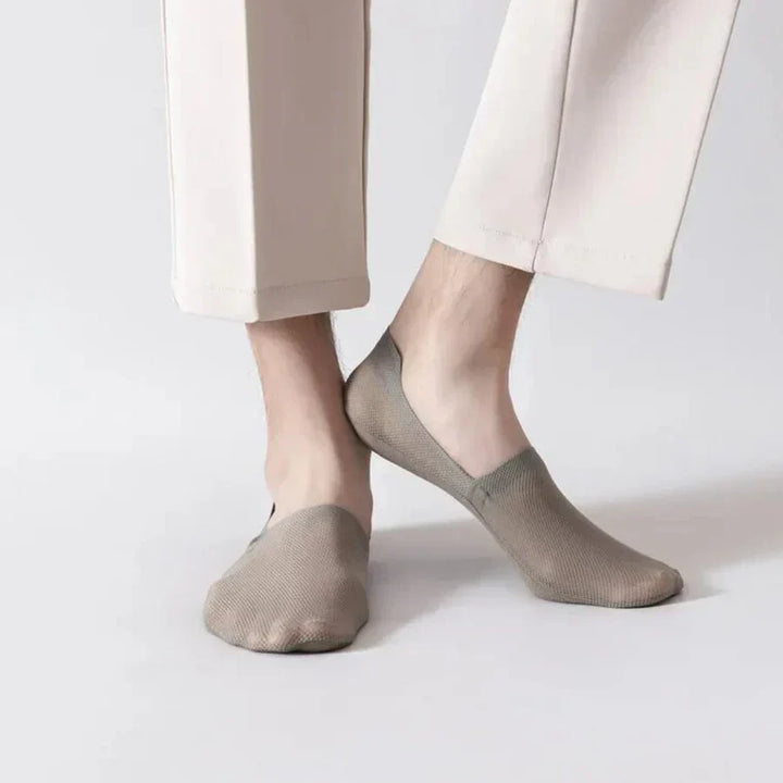 Low-cut invisible socks for men & women, designed for comfort with anti-slip feature; ideal for athletic shoes.