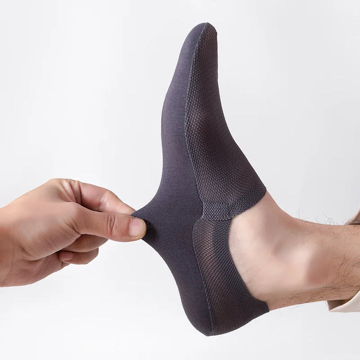 Anti-slip no-show socks, perfect for casual or athletic wear. Unisex design offers invisible comfort & grip.
