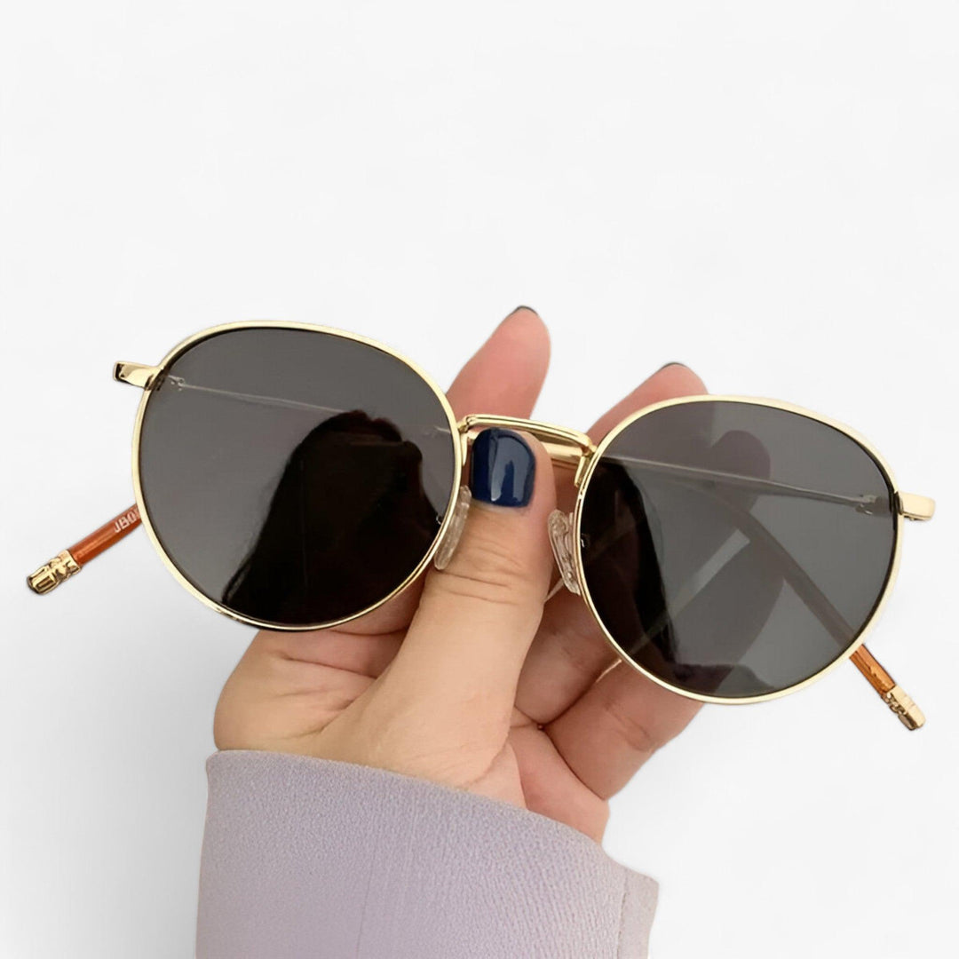 Sleek unisex round sunglasses with a durable metal frame, providing stylish UV protection for any outdoor activity.