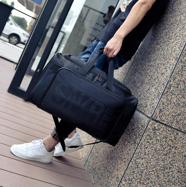Efficient travel bag, water-resistant, with specialized compartments for sneakers & sports accessories.