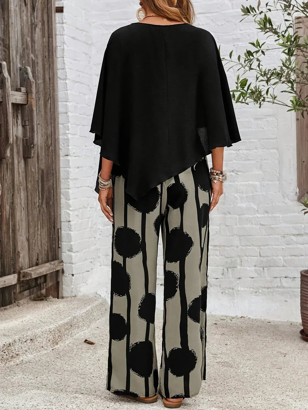 Stylish women's matching set: abstract print batwing top & wide-leg trousers, perfect for day to night.