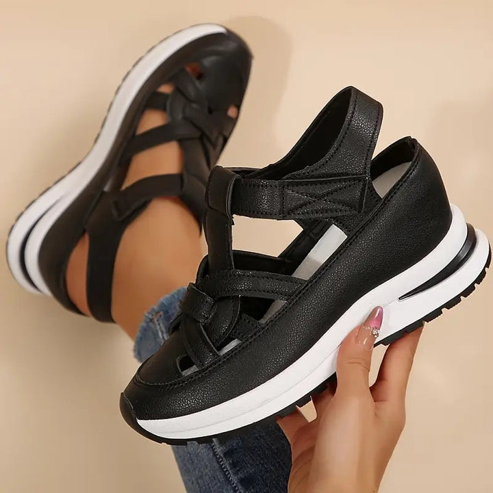 Casual women's flatform sandals featuring an adjustable velcro ankle strap, ideal summer footwear.