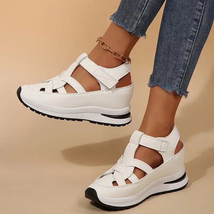 Trendy women's flatform sport sandals with adjustable ankle strap, great for casual summer outings.
