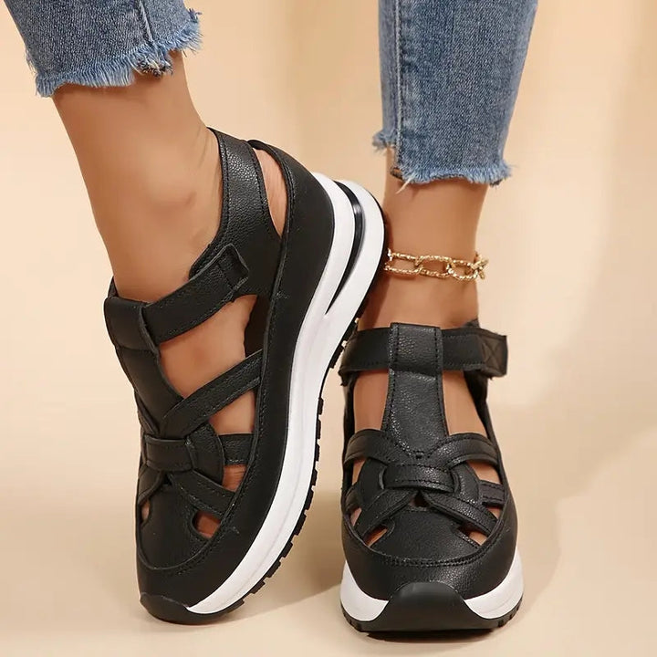 Comfortable women's flatform sandals with adjustable ankle strap and sporty design for summer.