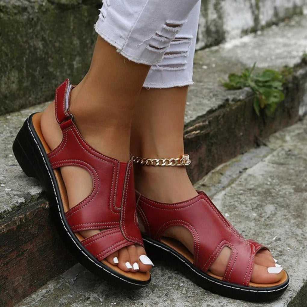 Orthopedic women's casual flat sandals with adjustable straps & foot support, perfect for summer.