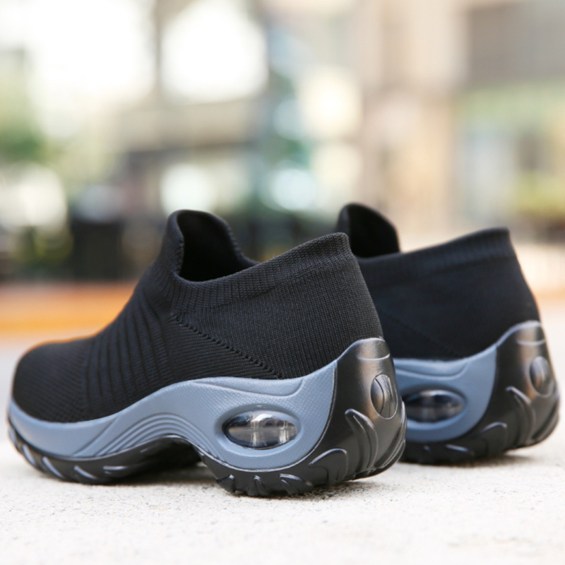 Women's sneakers with comfortable arch support, designed for versatile daily activities.