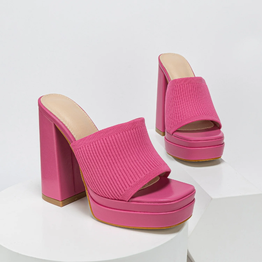 Comfortable women's open-toe platform sandals, with adjustable design for everyday summer wear.