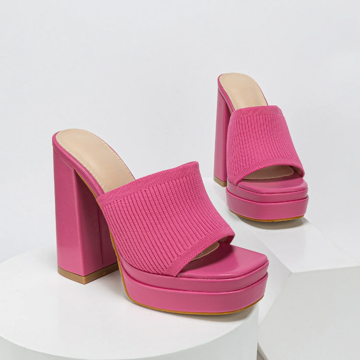 Comfortable women's open-toe platform sandals, with adjustable design for everyday summer wear.