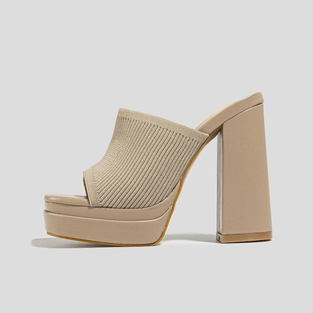 Women's casual platform sandals, designed for comfort with adjustable straps & open toe.