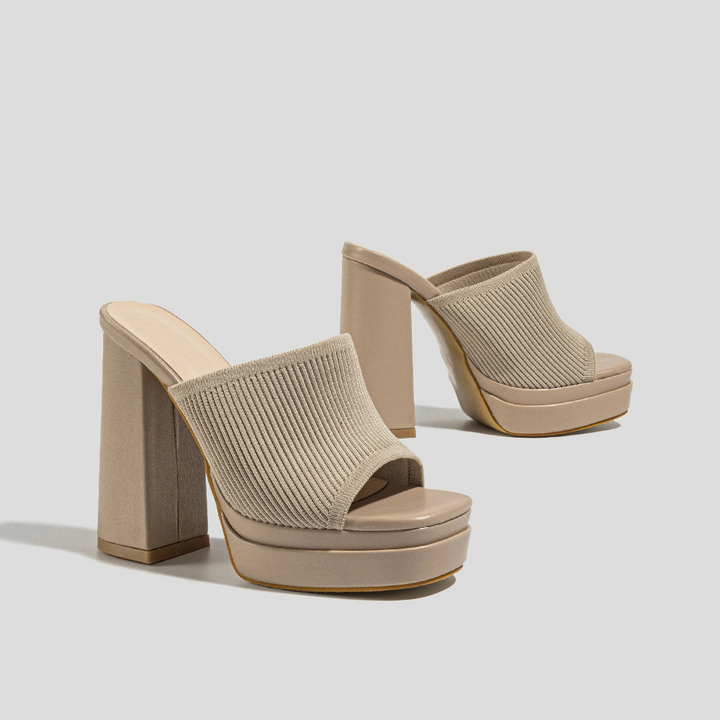 Lightweight women's platform sandals with adjustable closures, perfect for warm weather comfort.