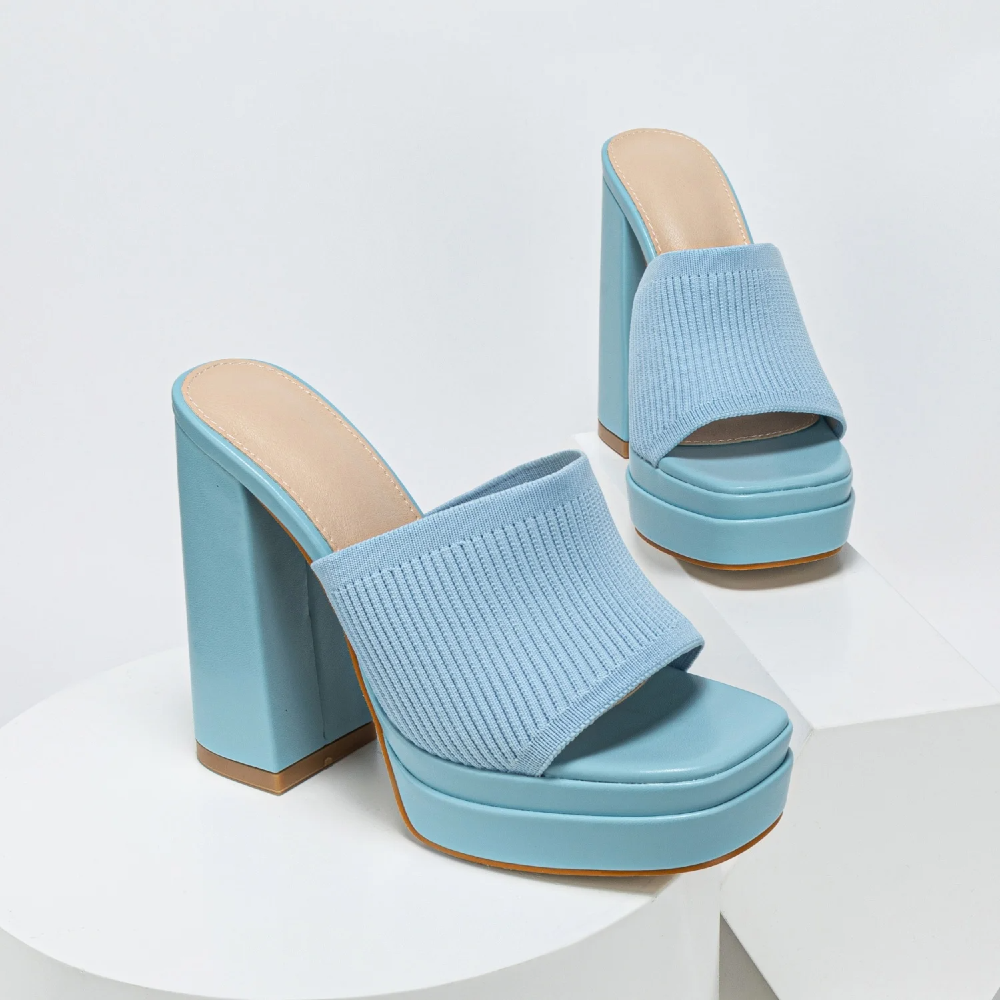 Open-toe adjustable women's platform sandals in a versatile color, ideal for casual summer outfits.