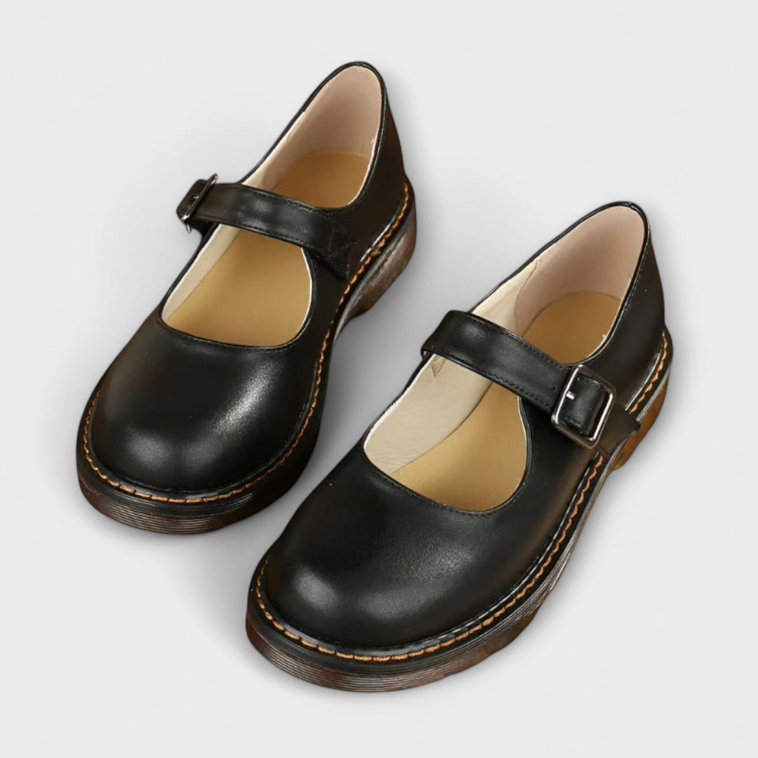 Comfortable women's chunky Mary Jane flats with buckle, offering a vintage-inspired look for daily wear.