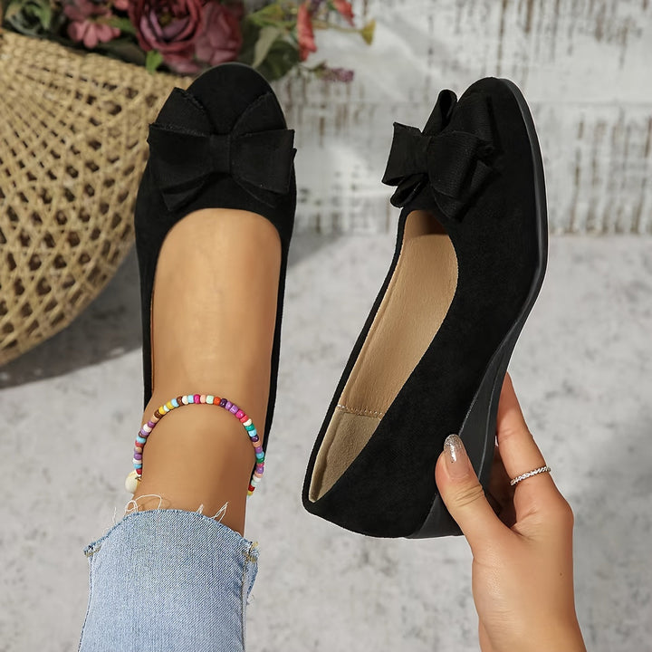 Versatile women's ballet flats, bow accent, ideal for casual elegance and comfort.