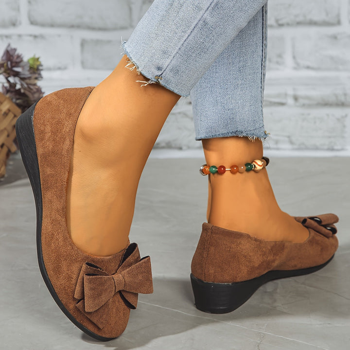 Elegant women's ballet flats with bow detail, perfect for chic casual looks.