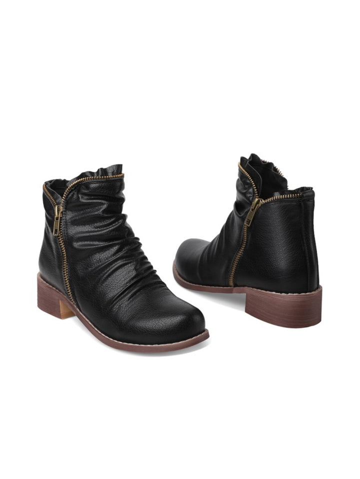 Versatile women's black western ankle boots. Wrinkled, low heel, double zip, ideal for fall fashion.