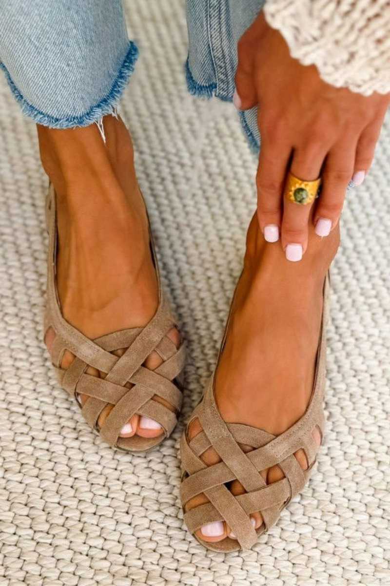 Stylish women's braided crossover strap summer sandals. Casual, flat, open-toe for everyday.