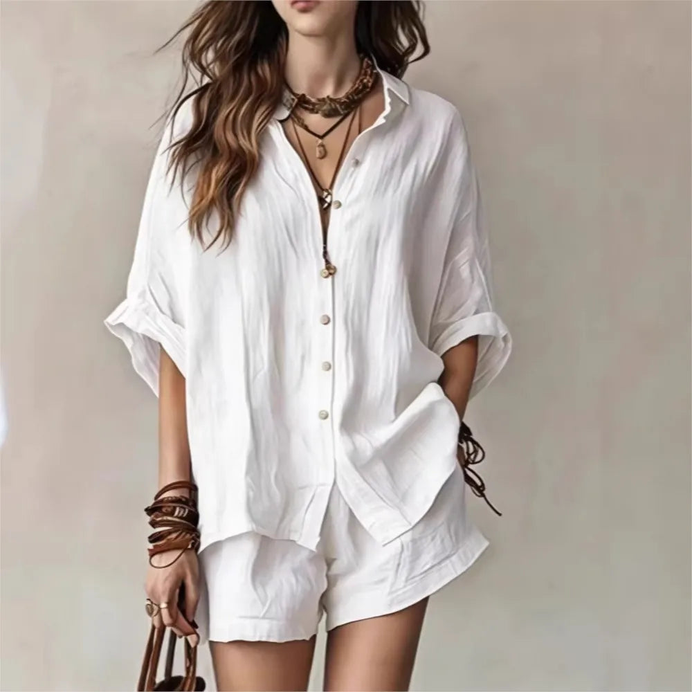 Casual women's 2-piece lounge set: breathable top & shorts. Ideal summer outfit for relaxed comfort & style.