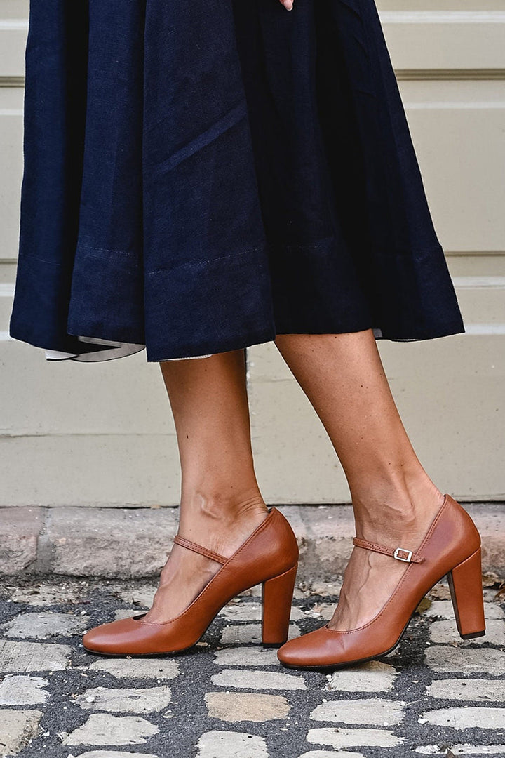 Brown women's Mary Jane shoes with sturdy block heel & rounded toe. Comfortable classic footwear with instep strap.